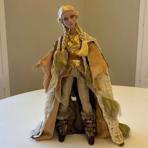 Robert Tonner Doll - Deja Vu Warrior Woman - Picture 7 of 15